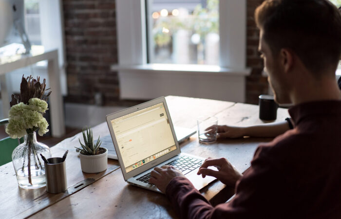 bench-accounting-49025-unsplash